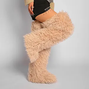 Vista detallada de las botas por encima de la rodilla de 72 cm en piel sintética beige
