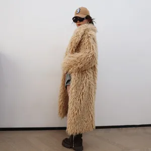 Vue de côté d'un manteau long et épais en fausse fourrure d'agneau porté par un mannequin