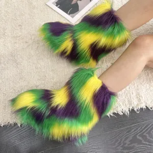 Gros plan détaillé des bottes de fête en fausse fourrure violettes, vertes et jaunes
