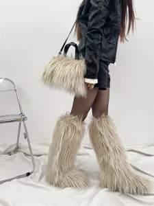Bottes hautes en fausse fourrure beige et sac à main assorti portés par un mannequin