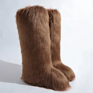 Bottes de neige hautes en fausse fourrure marron avec une texture moelleuse pour la chaleur d'hiver