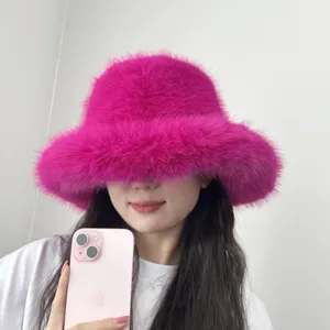 Gros plan d'un chapeau cloche en fausse fourrure rose vif avec texture pelucheuse