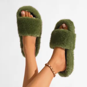 Gros plan détaillé de chaussons en peluche Y2K vert olive avec fausse fourrure