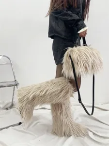Ensemble de bottes de neige en fausse fourrure beige et sac à main assorti de style punk