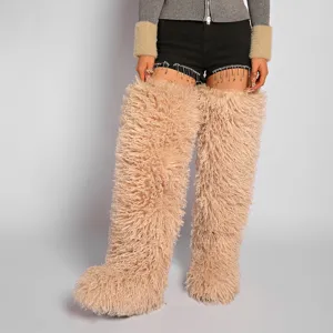 Detalle de botas por encima de la rodilla de lana de cordero sintética de 72 cm