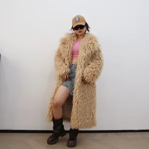 Vue détaillée d'un élégant manteau en fausse fourrure beige pour femme, tenue d'hiver chic
