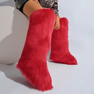 Détail des bottes de neige rouges en fausse fourrure pour femmes, chaudes et hautes