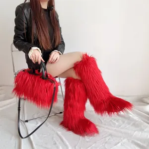 Ensemble chic de bottes hautes en fausse fourrure rouge vif et sac à main assorti