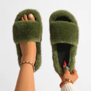 Détail de près des pantoufles Y2K en fausse fourrure vert olive avec texture peluche