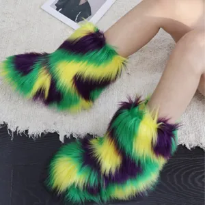 Détail macro de bottes en fausse fourrure violet vert et jaune pour les fêtes de Mardi Gras