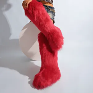 Détail des bottes de neige hautes en fausse fourrure rose vif avec peluche chaude épaisse