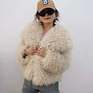 Chaqueta corta de piel sintética beige con textura de lana de cordero mongol rizada