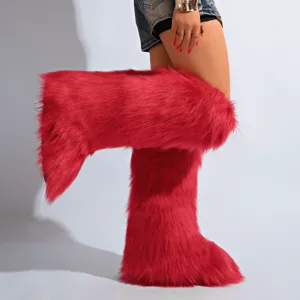 Vue détaillée montrant la texture moelleuse de bottes hautes en fausse fourrure rouge vif.