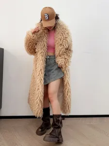 Vue détaillée d'un long manteau en fausse fourrure beige avec une texture très douce
