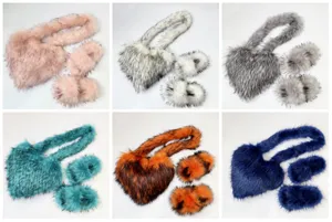Collage che mostra sei colori di borse a cuore in ecopelliccia e set di pantofole soffici