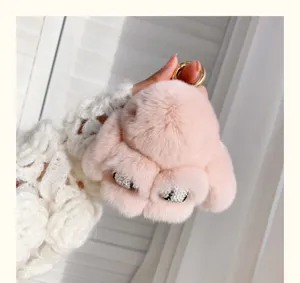 Vue détaillée d'un porte-clés lapin rose en peluche avec des yeux en strass étincelants