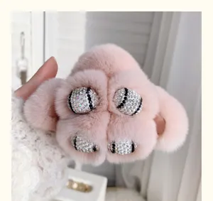 Gros plan d'un charmant lapin en peluche rose avec des strass étincelants et de la fourrure
