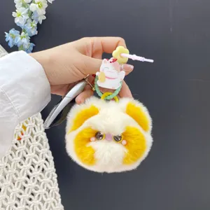 Detailopname van een schattige pluche katten sleutelhanger met gelukskat bedeltje