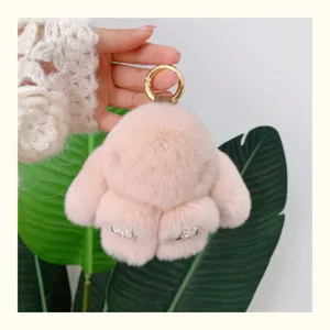 Mignon porte-clés lapin en peluche rose avec détails en strass et anneau doré