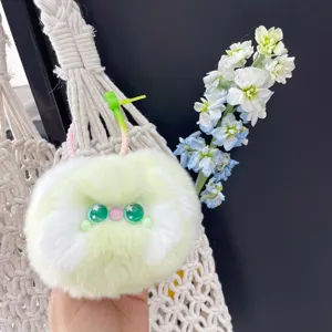 Gedetailleerde opname van een schattige pluizige groene Dudu Cat pluche tashanger.
