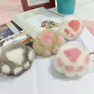 Detailopname van de zachte textuur van schattige kattenpootjes van luxe nertsbont voor tassen