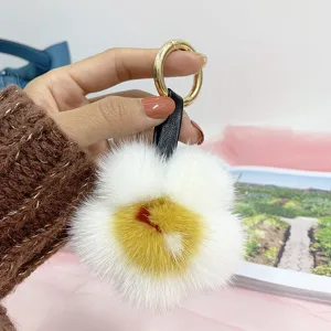 Detailansicht eines weichen Blumenanhängers aus Nerzfell mit einem goldenen Ring