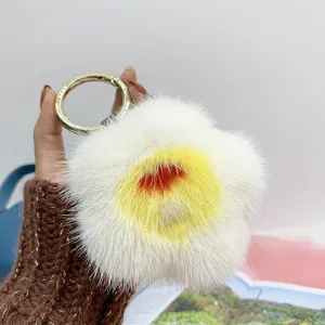 Makro-Detailansicht eines weichen Nerzpelz-Blumenanhängers mit einem goldenen Ring