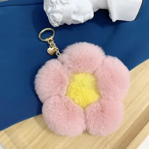 Detailansicht des weichen rosa-gelben Bommel-Blumen-Pelz-Schlüsselanhängers mit Herz
