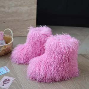 Vue latérale détaillée de bottes de neige roses pour enfants en fausse fourrure.