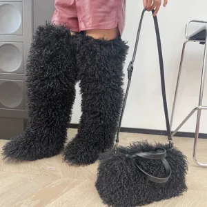 Elegante borsa tote nera in finta pelliccia riccia con stivali di peluche abbinati
