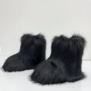 Detaillierte Nahaufnahme der zotteligen schwarzen Kunstfell-Schneestiefel für Kinder