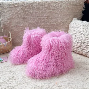 Bottes roses en fausse fourrure pour enfants, chaussures d'hiver chaudes vue détaillée.