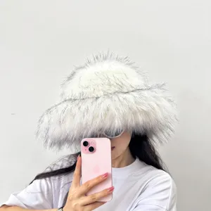 Detailansicht eines flauschigen weißen Fischerhuts aus Kunstfuchs-Pelz mit Textur.