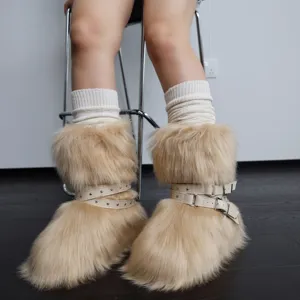 Stivali da neve in ecopelliccia beige con fibbie punk borchiate e suola platform di tendenza