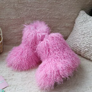 Vue détaillée de la texture de fourrure rose moelleuse des bottes de neige enfant.