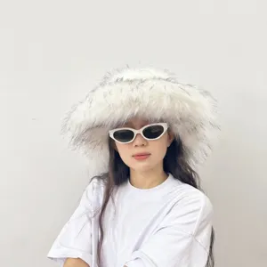 Detailansicht eines flauschigen weißen Fischerhuts aus Kunstpelz mit Sonnenbrille