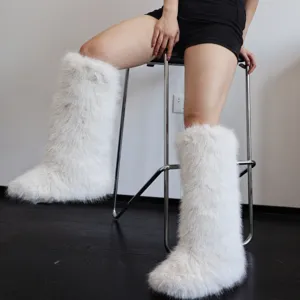 Vue détaillée des jambières en fausse fourrure blanche dans le style de mode Y2K