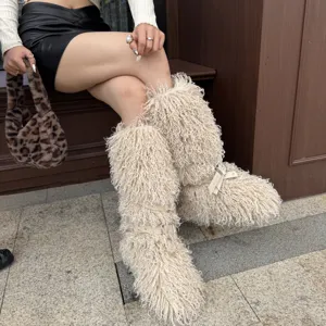 Détail de bottes en fausse fourrure de mouton avec boucles à rivets punk et semelles plates