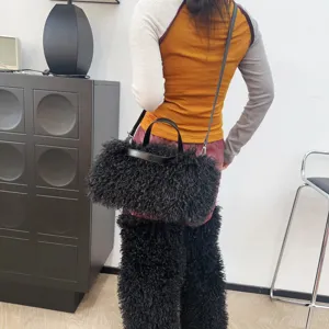 Grande borsa a mano da donna in peluche finta lana d'agnello nera con una tracolla