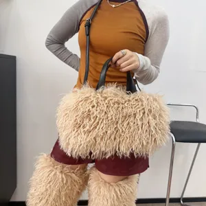 Elegante borsa tote beige in finta pelliccia di pecora indossata da modella con tracolla