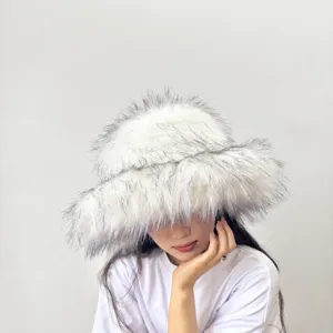 Detailansicht eines stylischen weißen Fischerhutes aus Fuchsfellimitat mit schwarzen Spitzen.