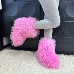 Vue détaillée des bottes de neige roses en fausse fourrure pour enfants mode d'hiver