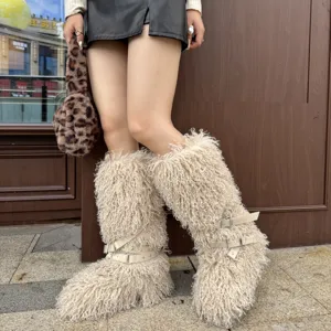 Vue détaillée de bottes beiges en fausse fourrure avec brides à boucles de style punk clouté