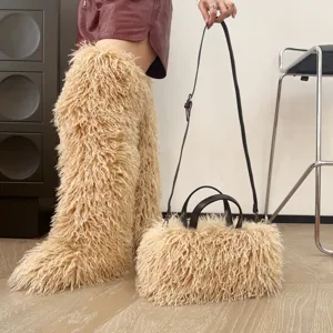 Vista dettagliata di una borsa tote beige in finta pelliccia con scaldamuscoli coordinati