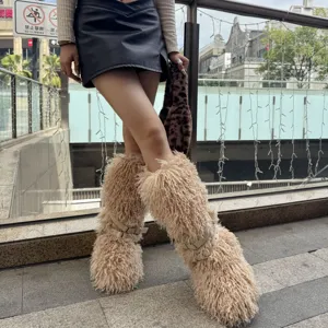 Vue détaillée de bottes en fausse fourrure beige avec brides à rivets style punk