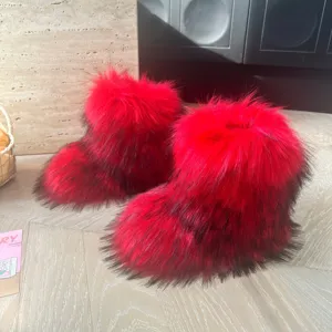 Detailansicht der flauschigen Textur roter Kunstfuchsfell-Schneestiefel für Kinder