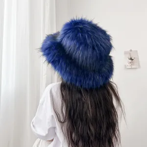 Detailansicht des blauen Kunstpelz-Anglerhuts mit hochwertiger, flauschiger Textur