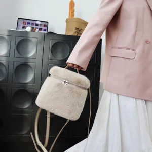 Detailaufnahme einer weichen beigen Plüschtasche aus Kunstpelz mit Reißverschluss