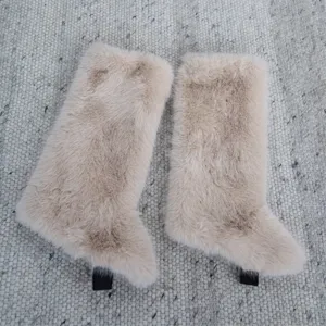 Vue détaillée de jambières en fausse fourrure Y2K beiges en peluche douce pour l'hiver.