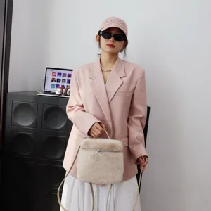 Süßer Plüsch-Rucksack aus Nerzimitat, präsentiert von einem Model im rosa Blazer